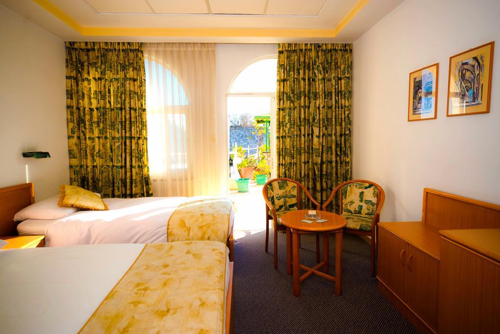 Hotel Golden Walls