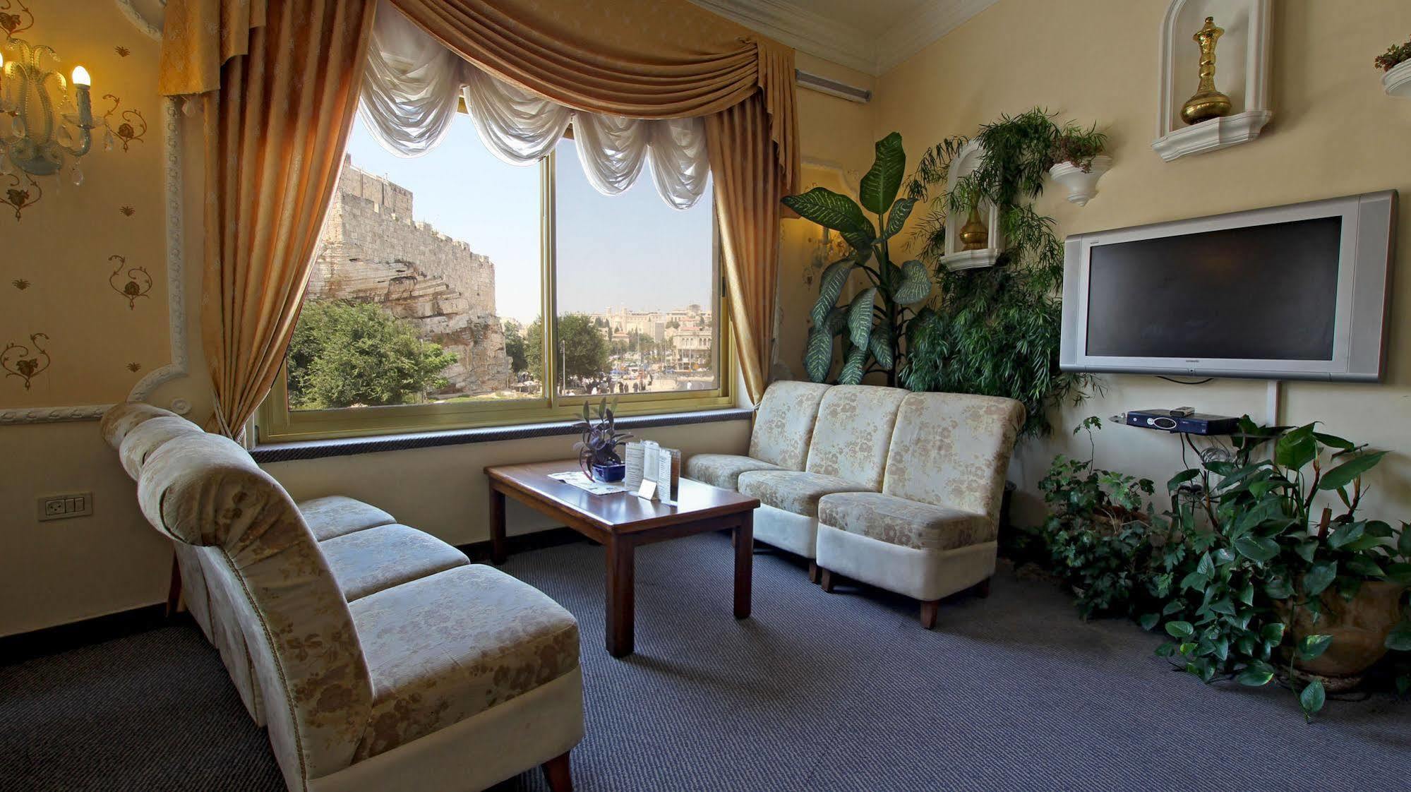 Golden Walls Hotel 3*